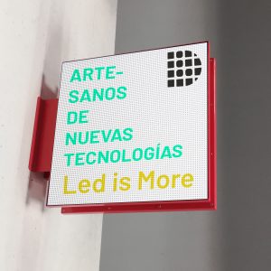 BANDEROLA-EXTERIOR-CUADRA-LED-COMERCIOS-CONTENIDOS-DIGITALES